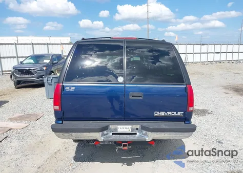 1998 Chevrolet Suburban 1500 z USA, uszkodzony, nr VIN 1GNEC16R5WJ301978